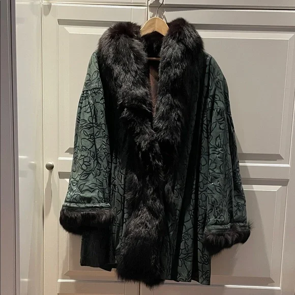 Elegant Green Jacket with Faux Fur Trim - Picture 4 of 10